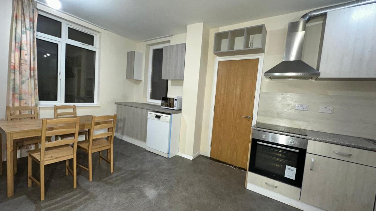 North London Spacious: 7-Bedroom Group Retreat with Gym Exterior photo