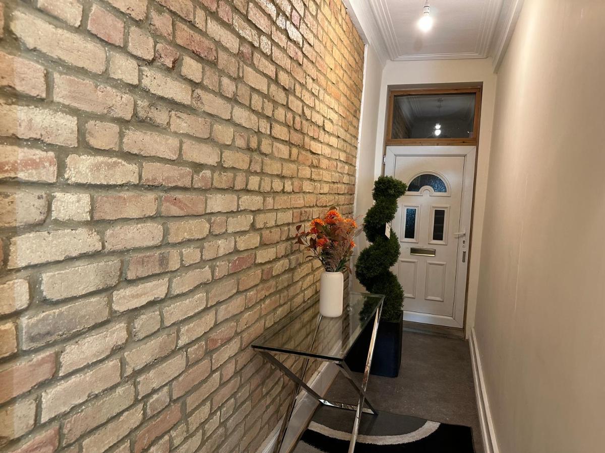 North London Spacious: 7-Bedroom Group Retreat with Gym Exterior photo