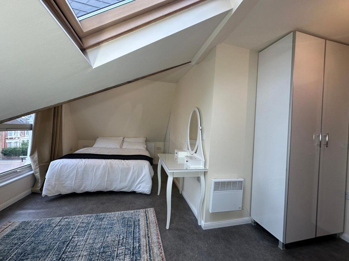 North London Spacious: 7-Bedroom Group Retreat with Gym Exterior photo