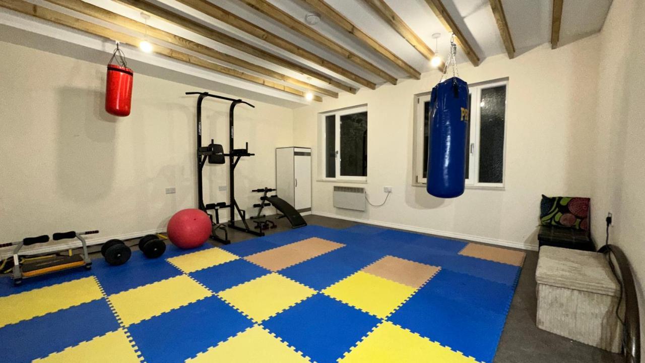 North London Spacious: 7-Bedroom Group Retreat with Gym Exterior photo