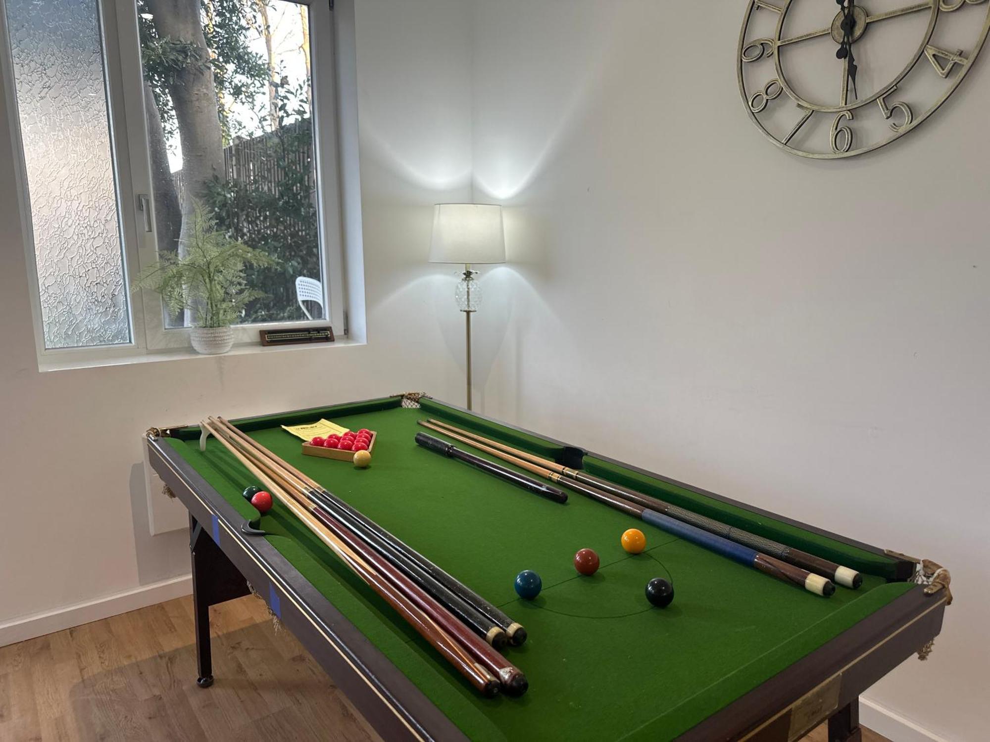 North London Spacious: 7-Bedroom Group Retreat with Gym Exterior photo